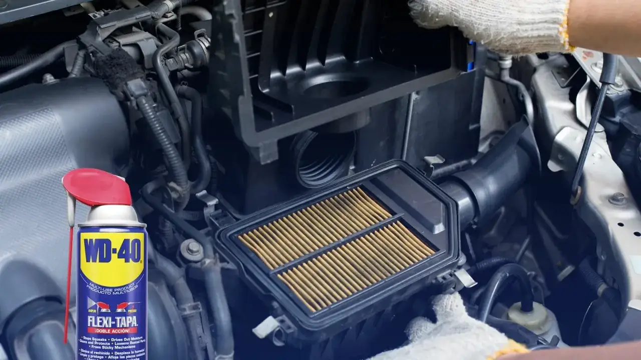 Mano con guante abre la caja del filtro de aire del coche. Preg&uacute;ntate cada cuanto se cambia filtro de aire para mantener el motor en forma.