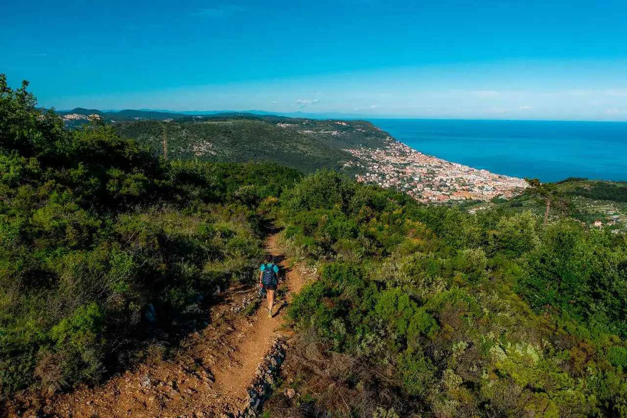 Sentiero panoramico per il trekking a Finale Ligure, con vista sul mare e sulla citt&agrave;.