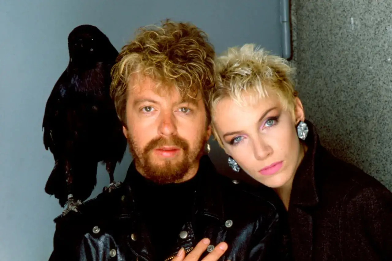 Medlemmar av Eurythmics, Dave Stewart med en korp p&aring; axeln och Annie Lennox med sina ikoniska &ouml;rh&auml;ngen.