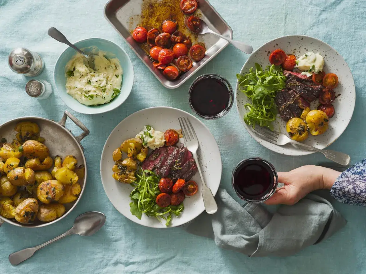 En härlig middag med ryggbiff, potatis, tomater och en krämig potatispuré. Ett perfekt ryggbiff recept för en fin kväll.