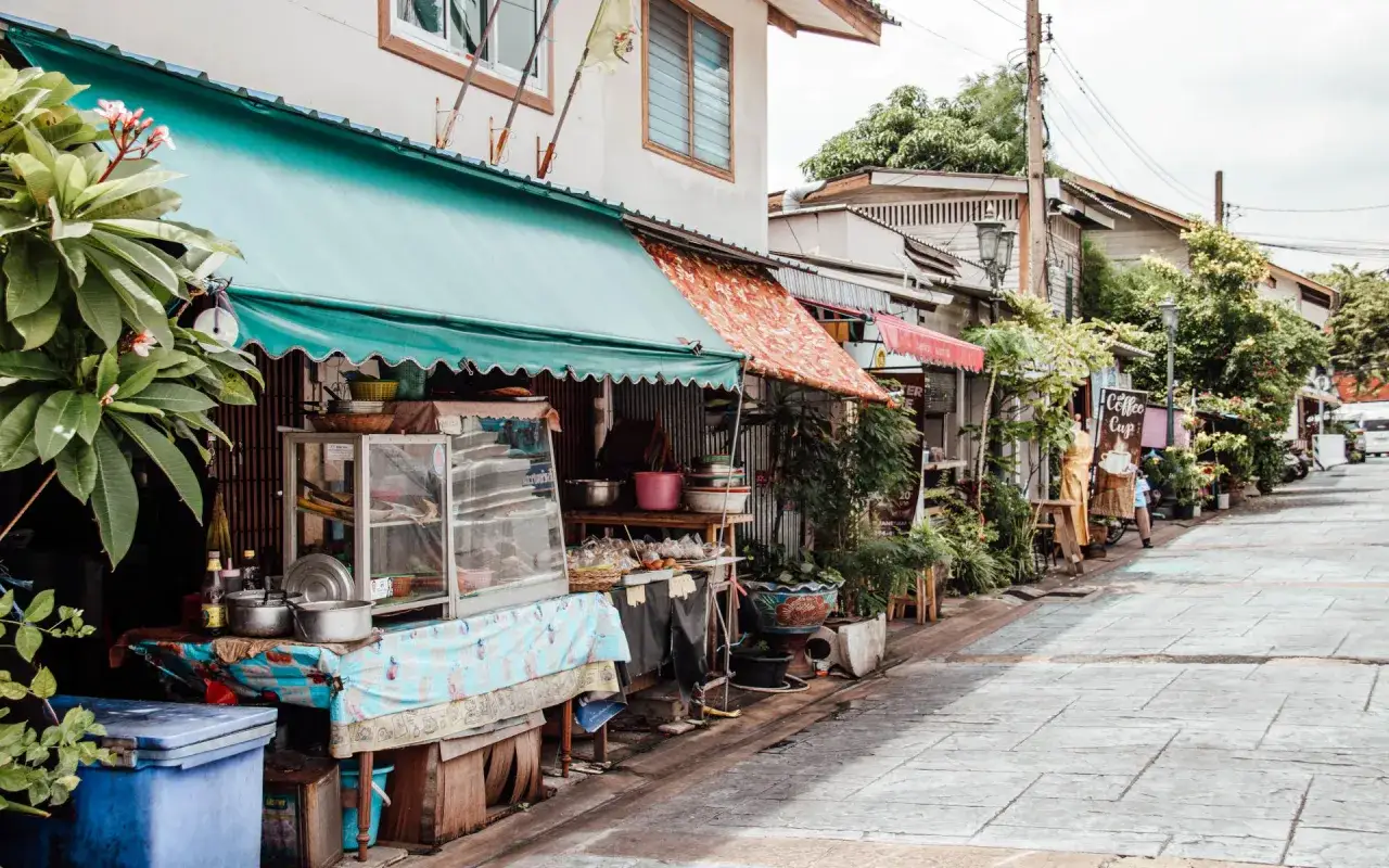 Kleine Gassen mit bunten Markisen und Essensständen – hier finden Sie echte Bangkok Geheimtipps abseits der Touristenpfade.