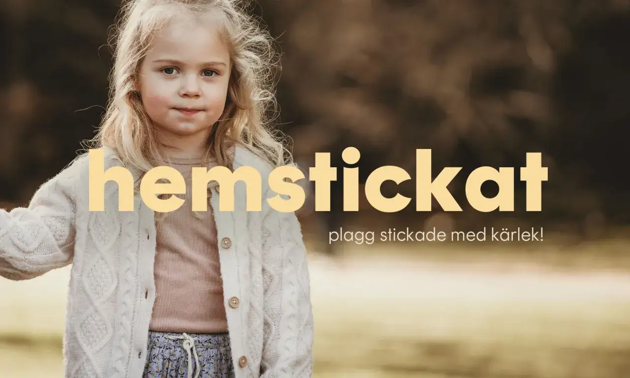 Söt flicka i en stickad kofta, texten