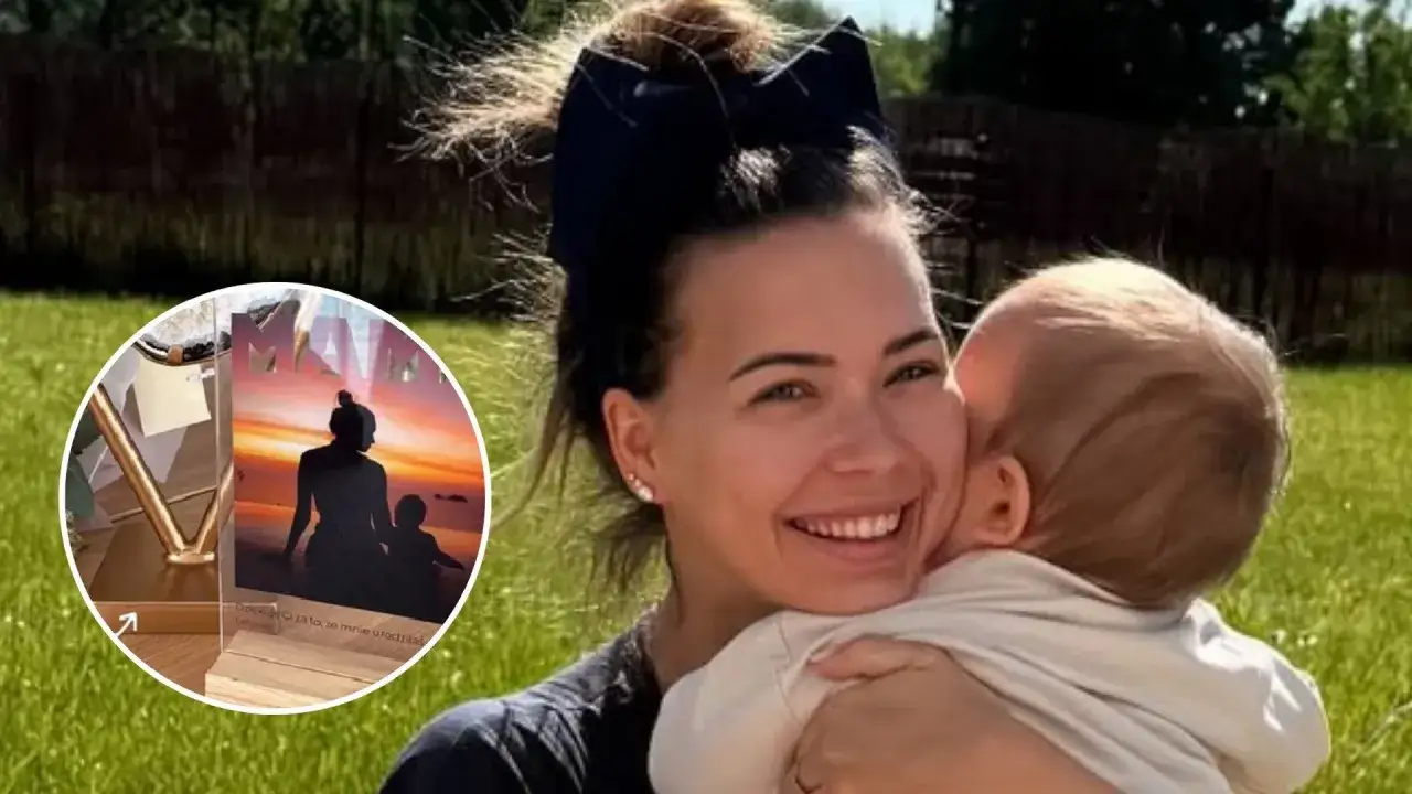 Sandra Kubicka urodziła! Uśmiechnięta mama z dzieckiem w ramionach, w tle zdjęcie z napisem