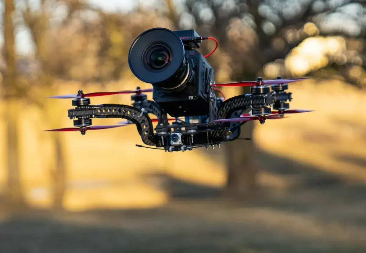 Profesjonalny dron z kamerą, gotowy do uchwycenia dynamicznych ujęć. Te szybkie drony to przyszłość filmowania.