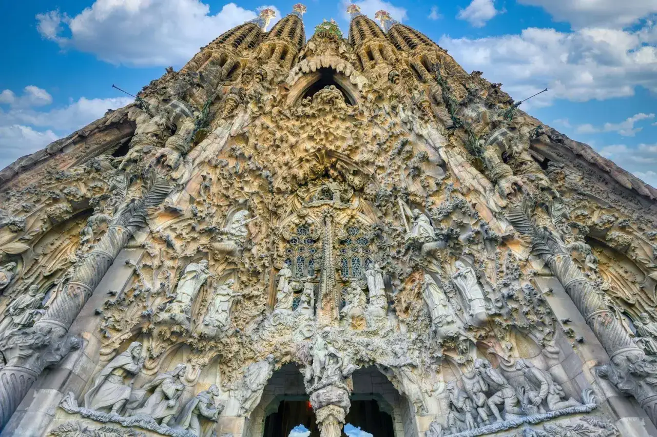 Fasada Sagrada Familia z detalami rzeźbiarskimi. Zastanawiasz się, ile kosztuje bilet do Sagrada Familia?