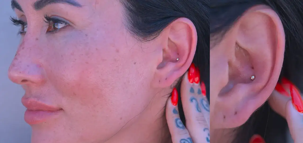 Ucho z subtelnym kolczykiem w chrząstce, który może być częścią większej kompozycji, jak orbital conch piercing.