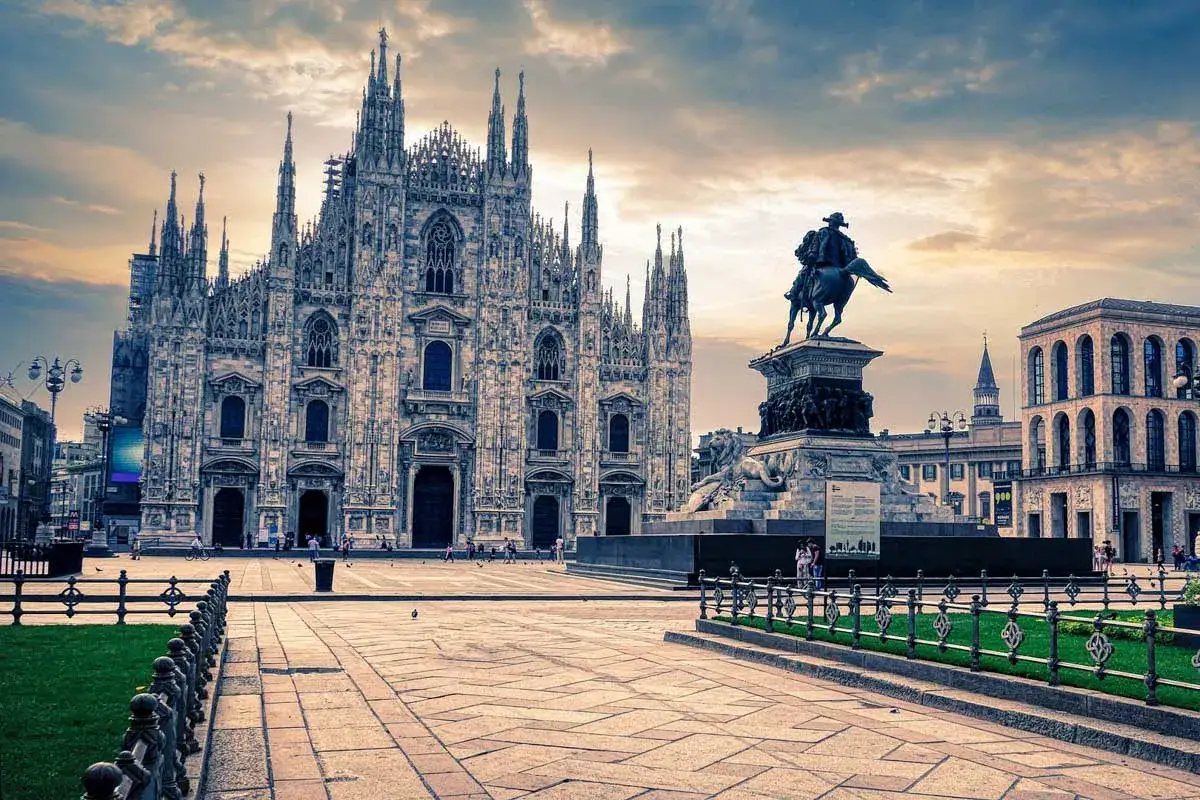 Mediolan atrakcje: majestatyczna katedra Duomo i pomnik konny na Piazza del Duomo.