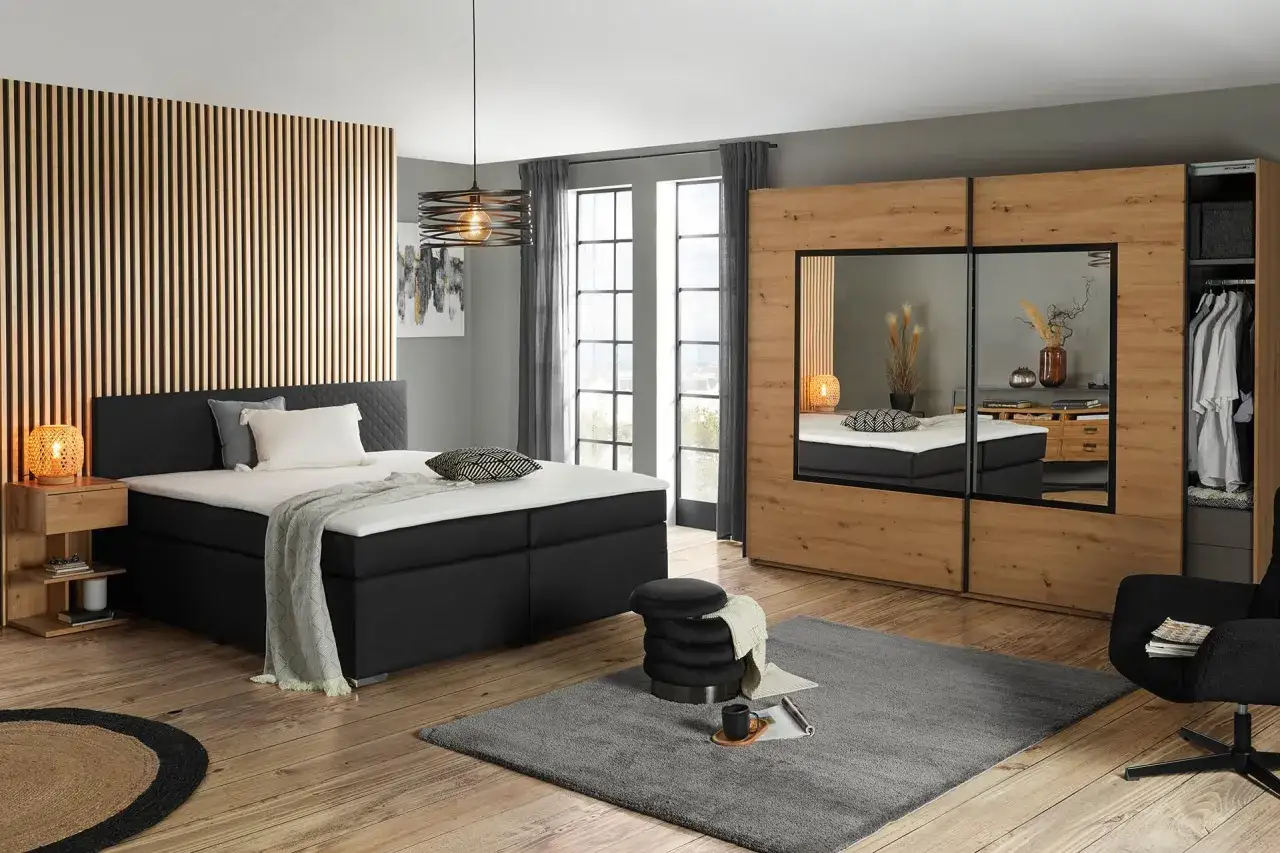 Modernes Schlafzimmer mit Boxspringbett, Holzakzenten und Spiegelkleiderschrank. Verschiedene bett arten können hier stilvoll integriert werden.