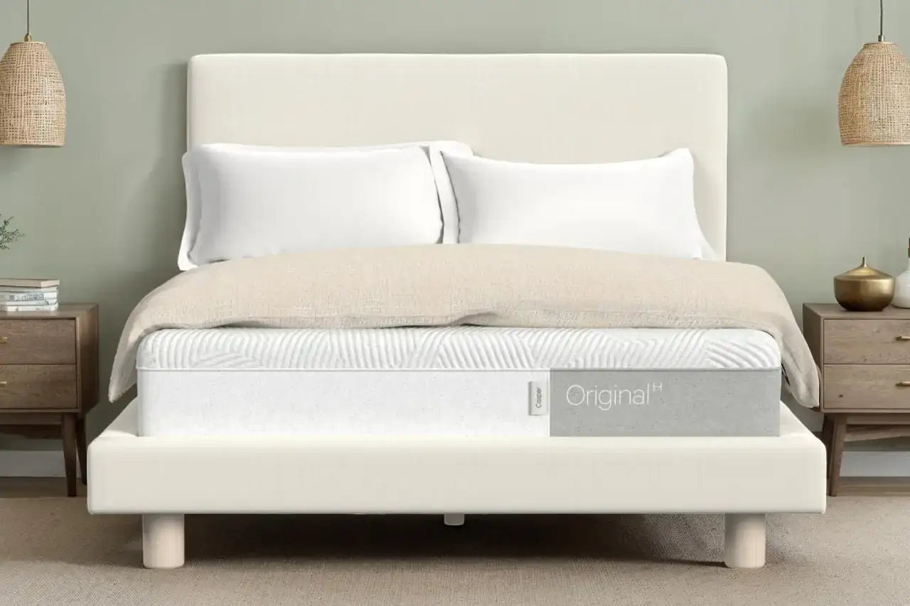 A Casper Original mattress on a white bed frame, promising some of the mejores colchones para dormir en Estados Unidos.