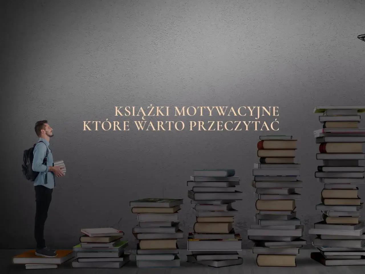 Młody mężczyzna z plecakiem i książkami patrzy na stosy publikacji. 
