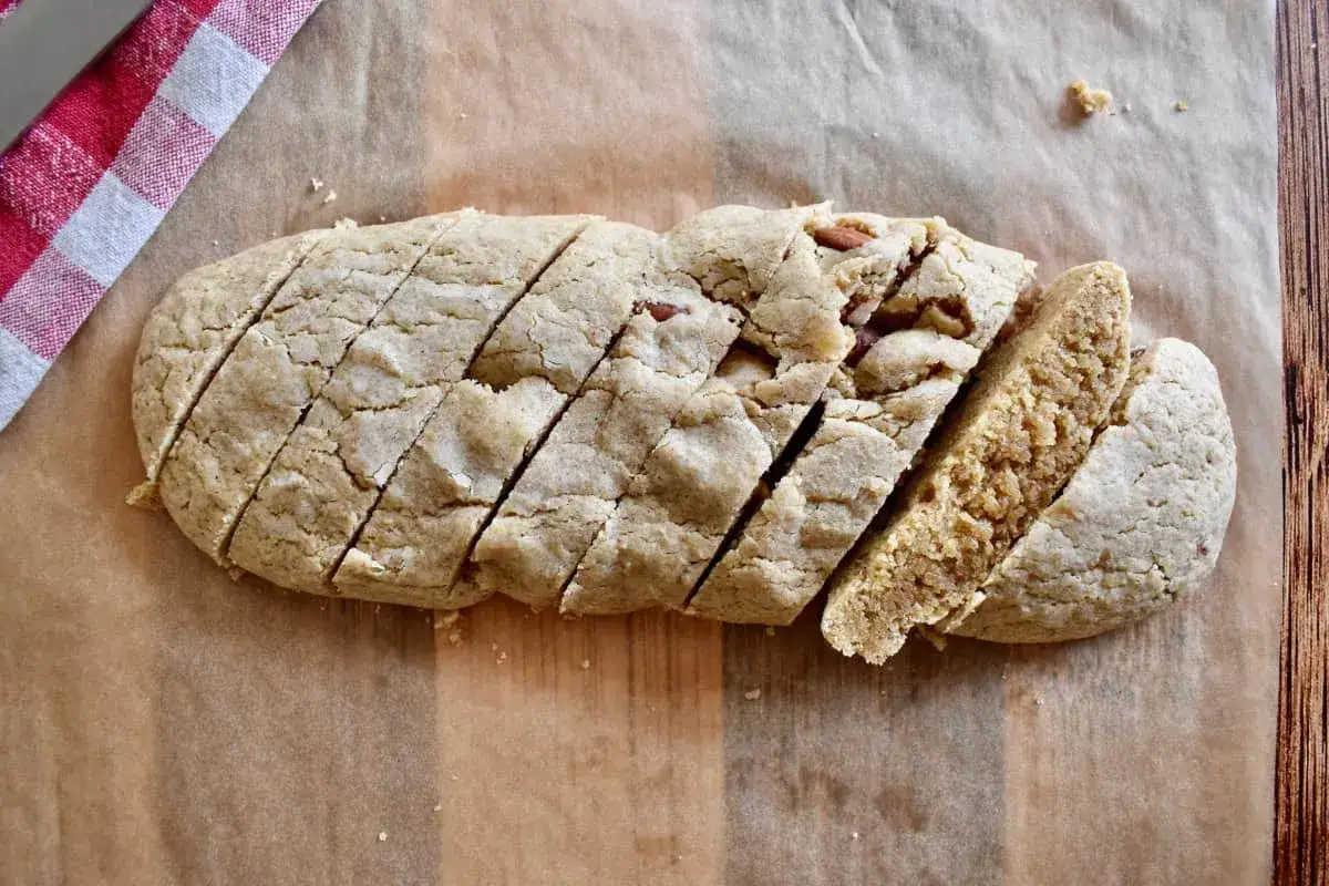 Biscotti integrali da colazione, tagliati a fette, con mandorle visibili. Perfetti per iniziare la giornata con gusto e benessere.