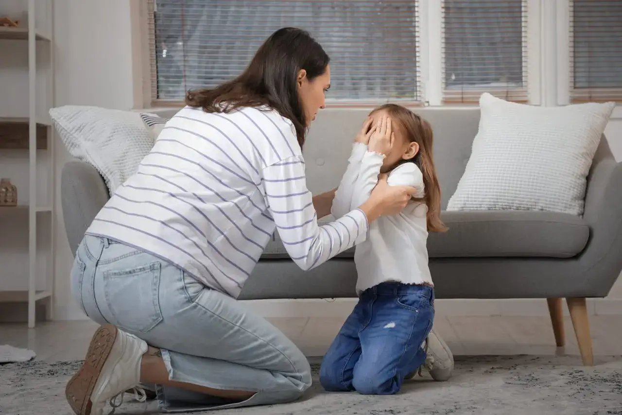 Mutter tröstet ihre Tochter, die sich schämt und denkt, sie macht alles falsch.