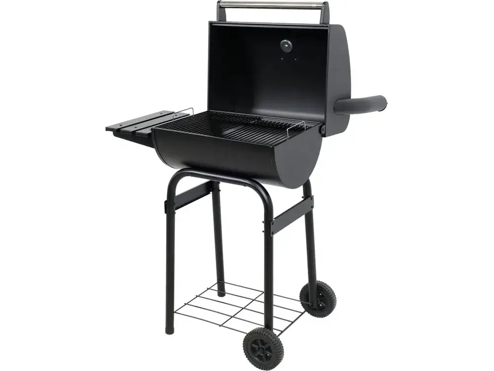 grill węglowy z pokrywą w akcji