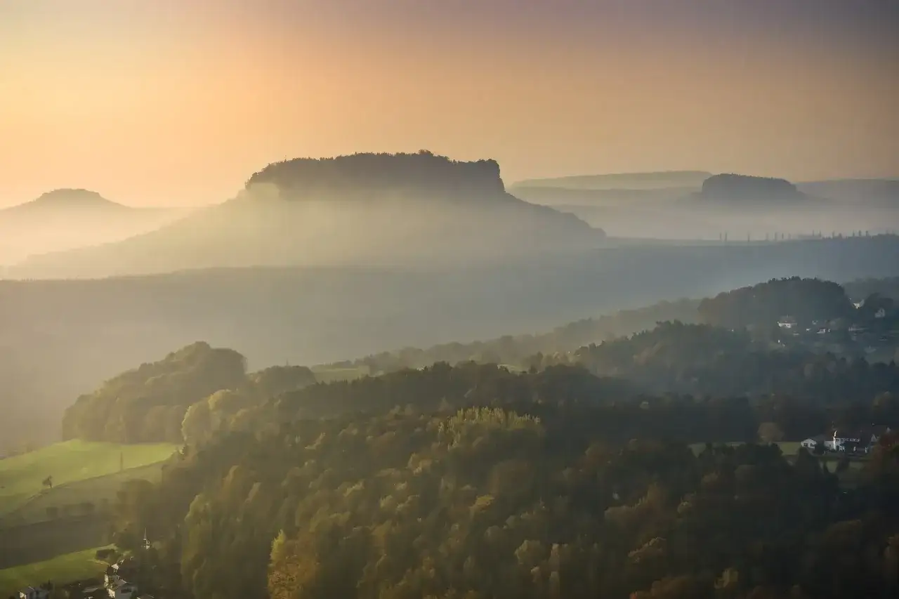 Morgendlicher Nebel über bewaldeten Hügeln und Tafelbergen, ideal für eine Lilienstein Wanderung.