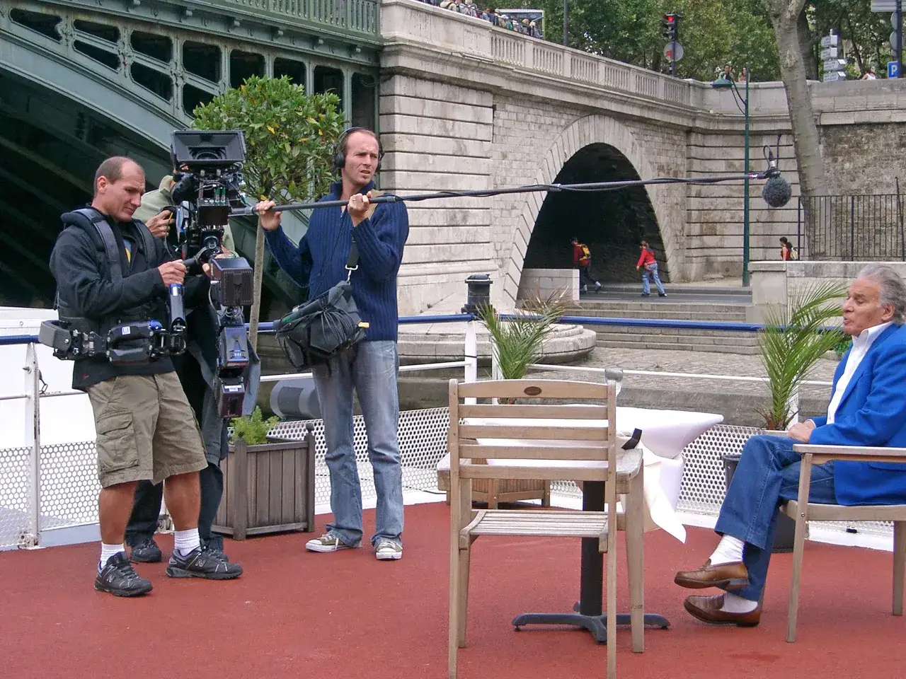 Ekipa filmowa pracuje nad sceną. Operator z kamerą i dźwiękowiec z mikrofonem. Zastanawiamy się, dlaczego reżyser zdecydował się na dubbingowanie głosu znanej aktorki.