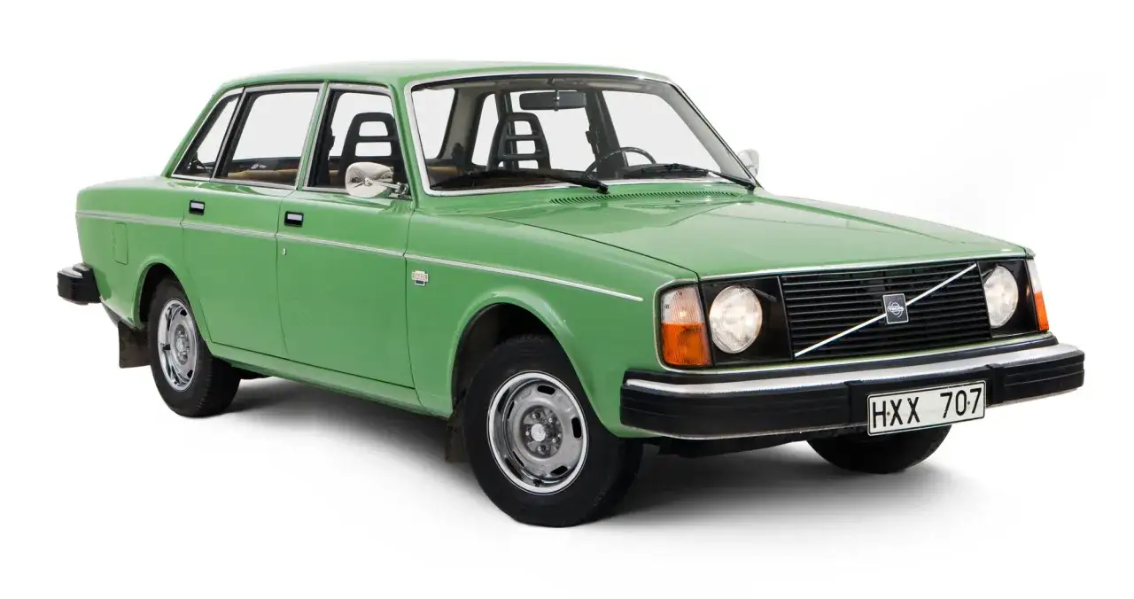 Grön Volvo 240 sedan, en klassiker från 80-talet, redo för nya äventyr.
