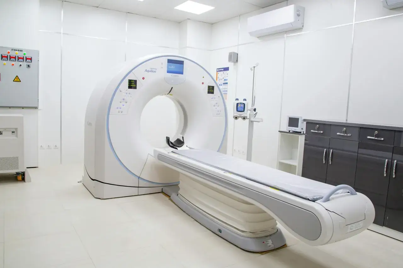 Nowoczesny tomograf komputerowy Canon Aquilion w jasnym pomieszczeniu diagnostycznym.