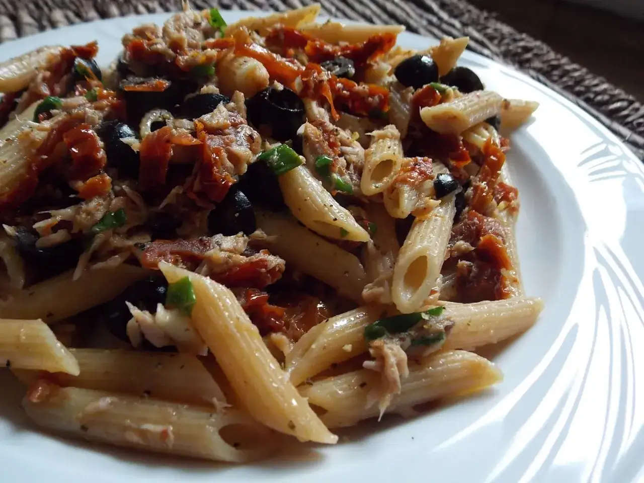 Penne z tuńczykiem z puszki, suszonymi pomidorami i czarnymi oliwkami. Pyszne i szybkie danie.