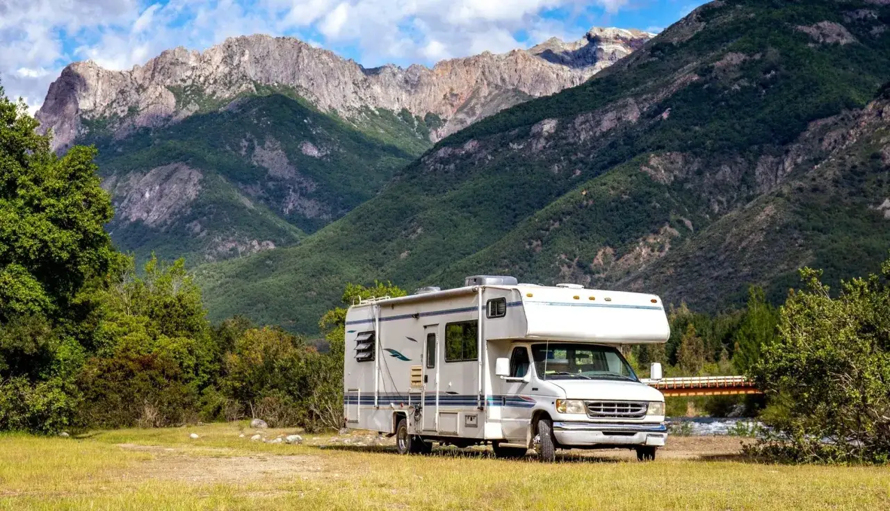 Kamper na tle g&oacute;rskich krajobraz&oacute;w. Idealne miejsce na **camping Małopolskie** dla miłośnik&oacute;w natury.