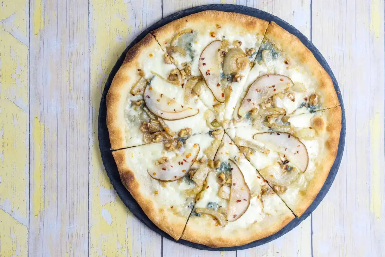 En utsökt pizza med gorgonzola, päron, valnötter och chili. En perfekt kombination av sött, salt och lite hetta.