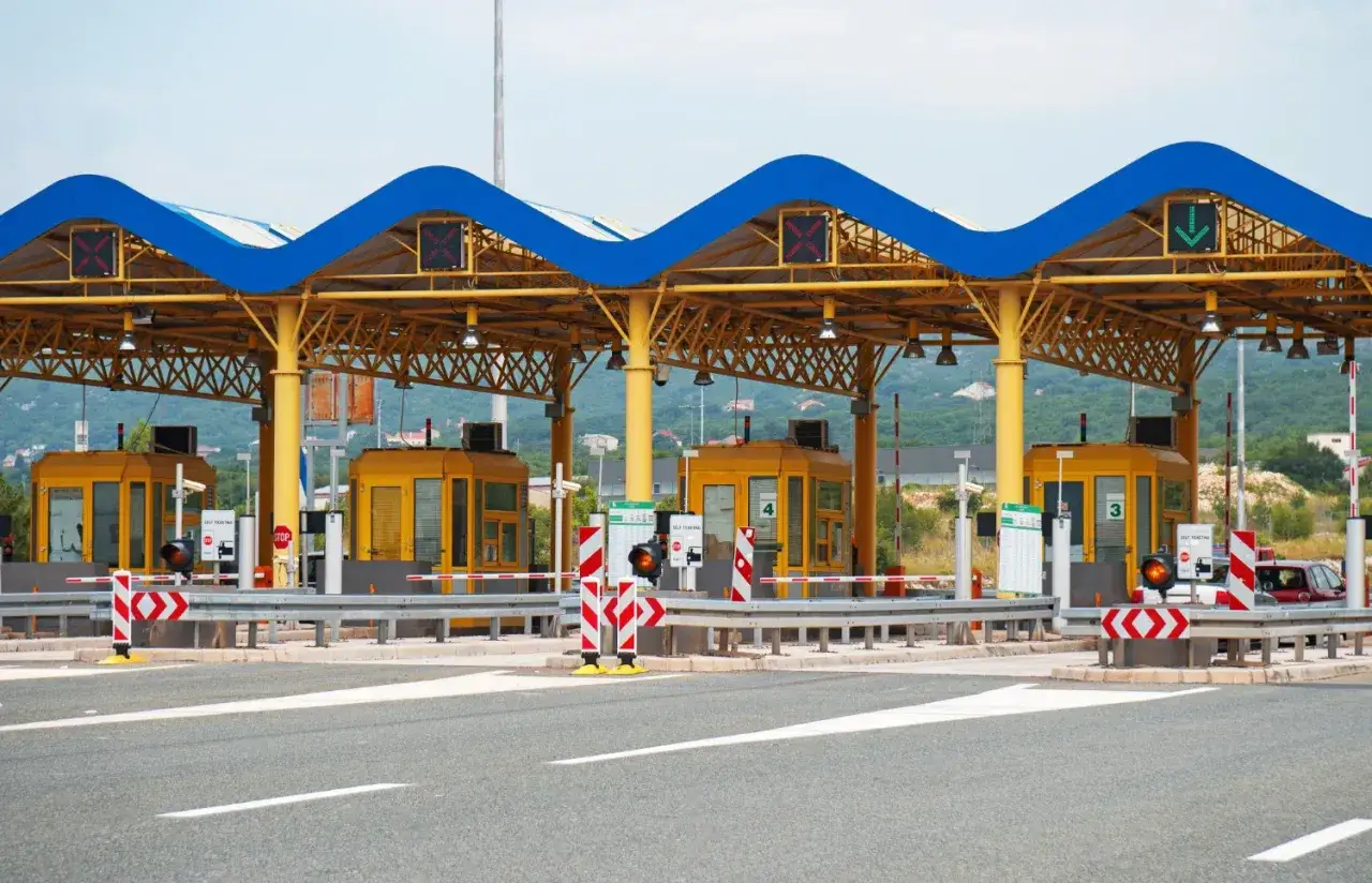 Wjazd na autostradę w Chorwacji, która jest już w strefie Schengen. Żółte budki poboru opłat pod niebieskim dachem.