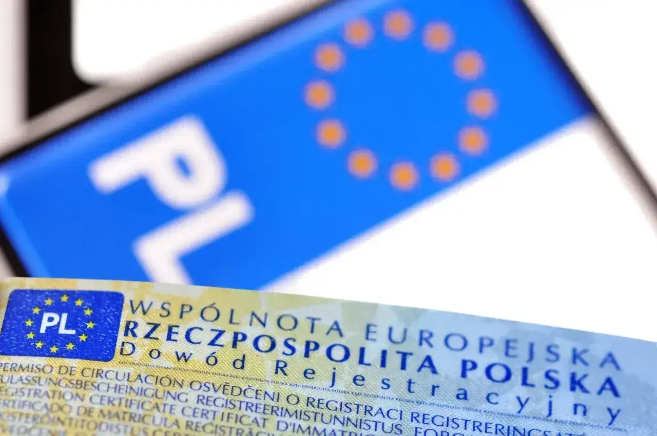 Dowód rejestracyjny pojazdu z oznaczeniem PL. Dokument potwierdza sk rejestrację w Unii Europejskiej.