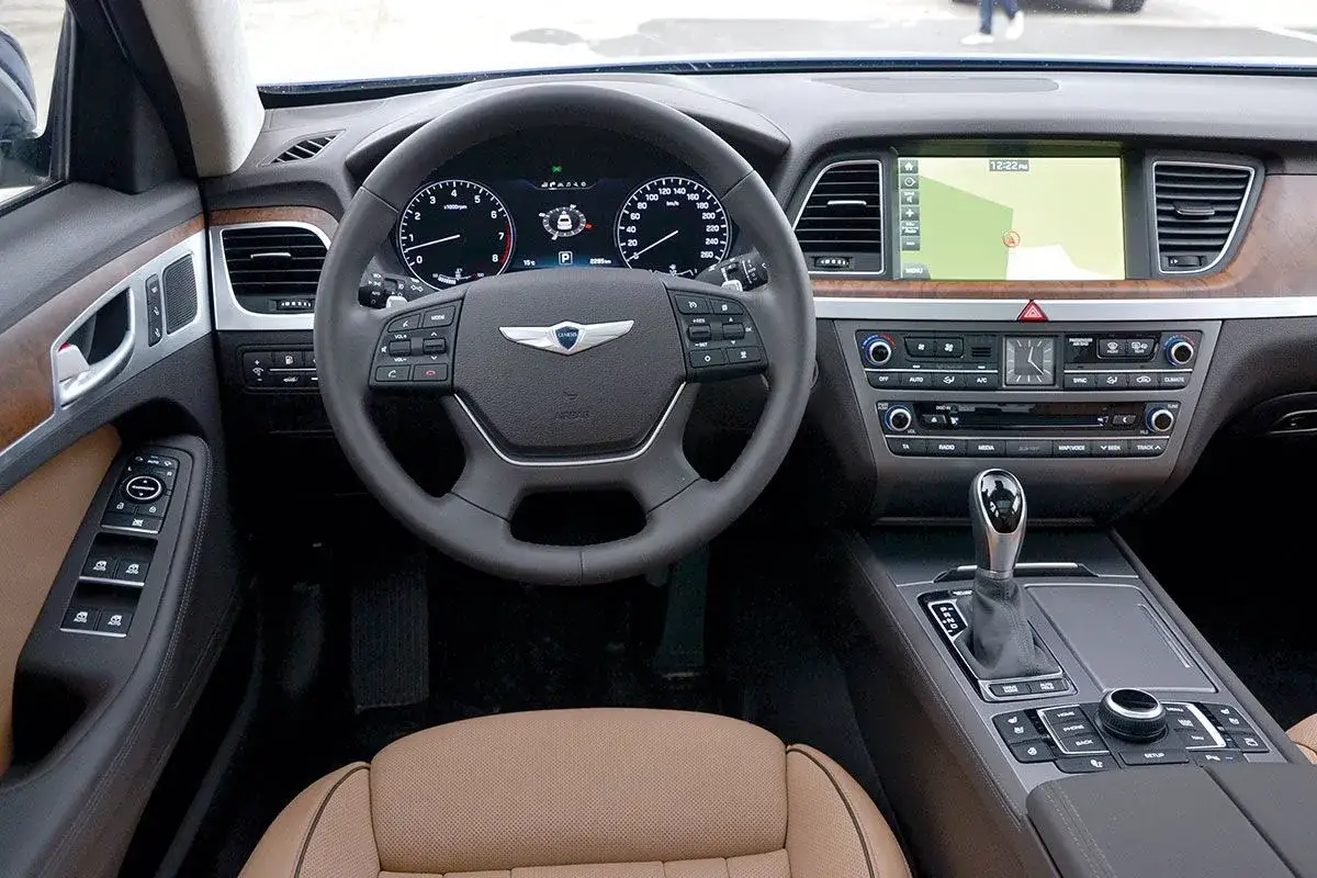 Wnętrze Hyundai Genesis Coupe 3.8 V6: skórzana tapicerka, kierownica z przyciskami, nawigacja i zegarek.