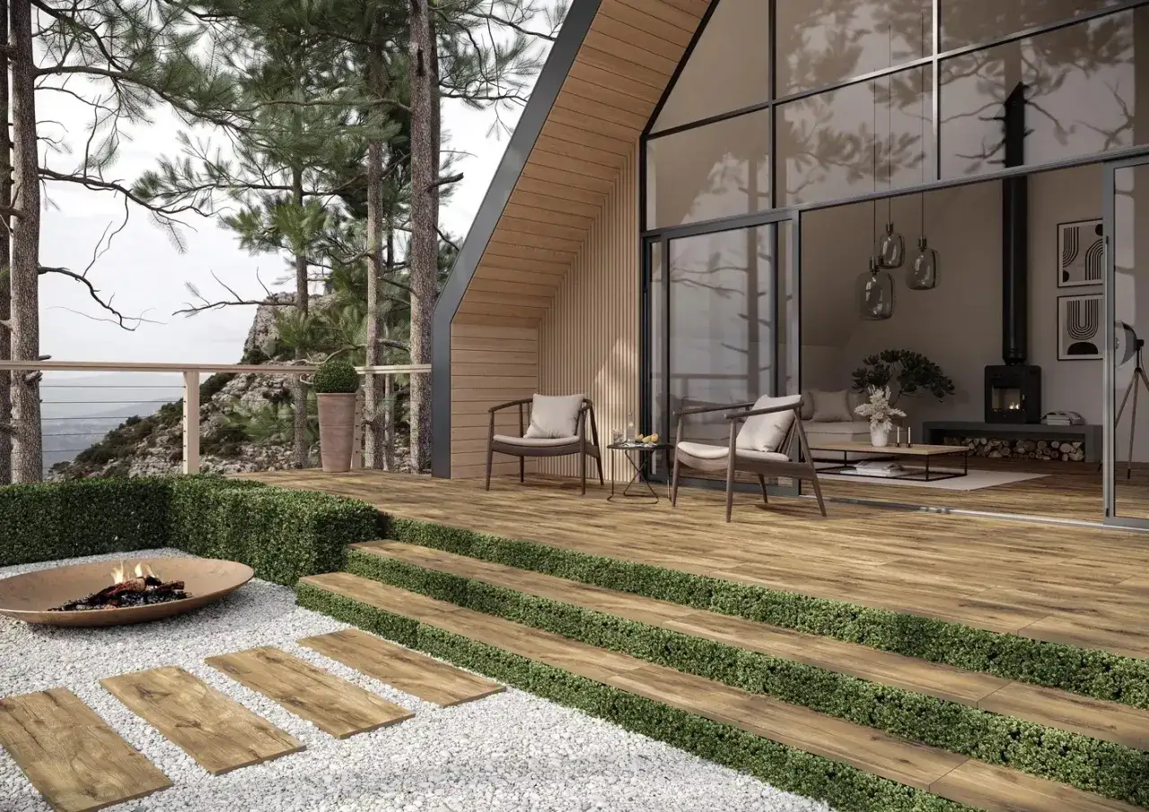 Drewniane płytki na balkon inspiracje: taras z widokiem na góry, nowoczesny dom, palenisko i schody z zielenią.