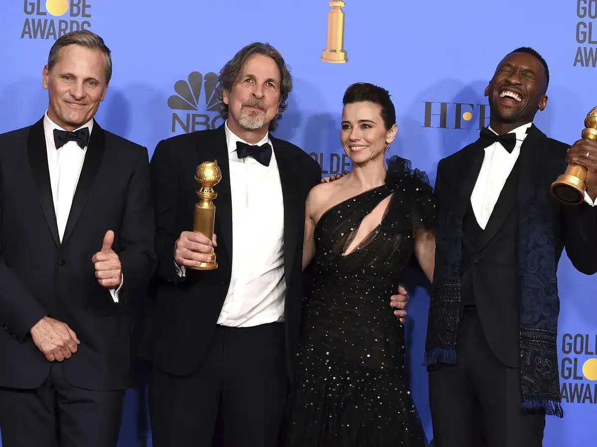 Viggo Mortensen, Peter Farrelly, Linda Cardellini i Mahershala Ali z Green Book obsada świętują na rozdaniu Złotych Globów.