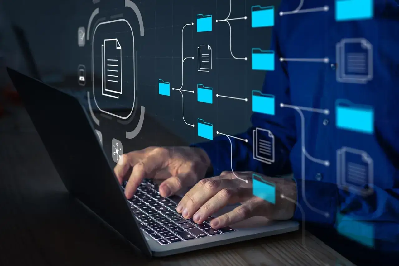 Persona interactuando con una interfaz digital para la gestión de documentos, con carpetas y archivos organizados en un diagrama de flujo.