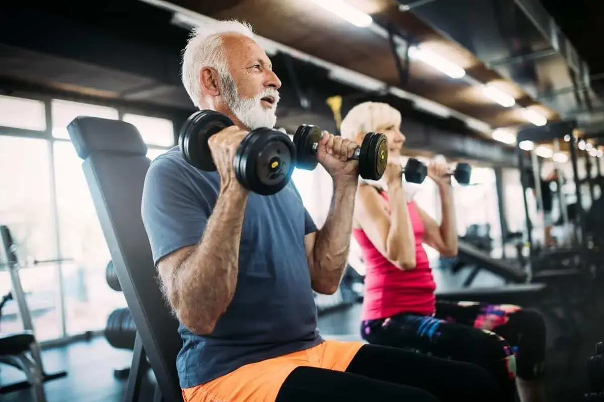 Starszy pan i pani ćwiczą z hantlami. Multisport senior ile wejść? Aktywność fizyczna w każdym wieku!