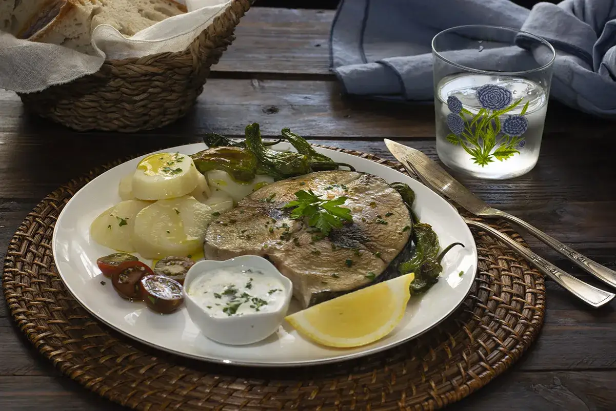 Un filete de bonito jugoso, acompa&ntilde;ado de patatas, pimientos y una salsa cremosa. &iexcl;La clave para como cocinar el bonito para que quede jugoso!