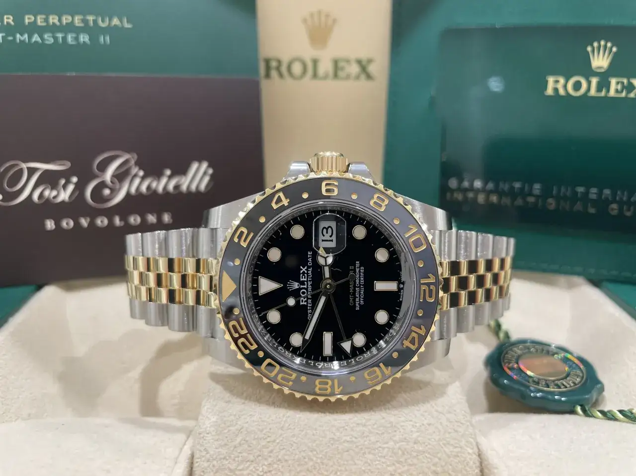 Rolex GMT Master II bicolore, con lunetta in ceramica nera e oro, cinturino Jubilee. Il peso di questo Rolex GMT Master 2 è un dettaglio di lusso.
