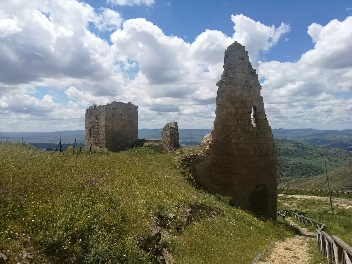 Rovine di un castello su una collina fiorita, un luogo da scoprire ad Agira.