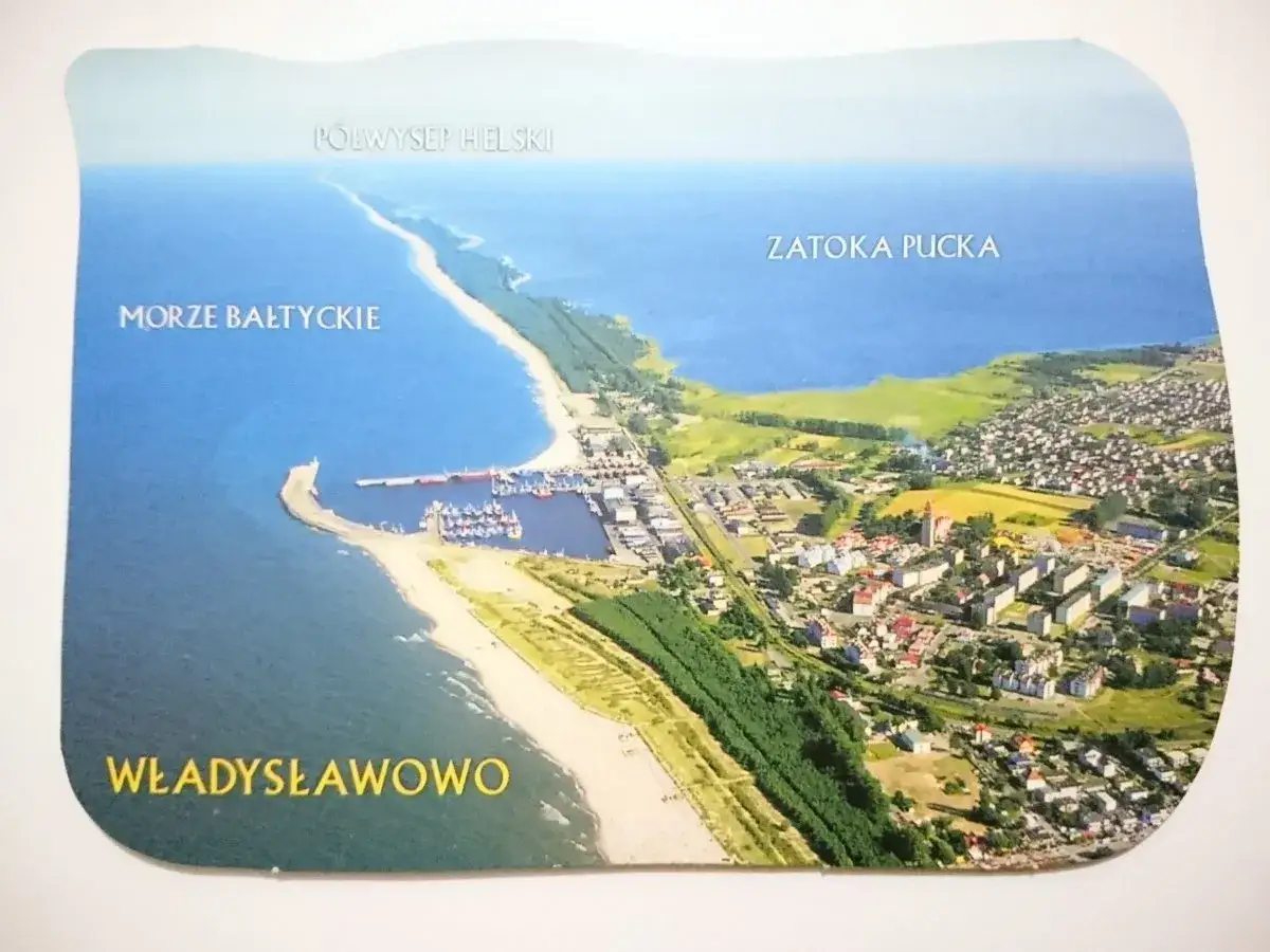 Widok na Półwysep Helski, Zatokę Pucką i Morze Bałtyckie. Widać Władysławowo z portem i zabudową.