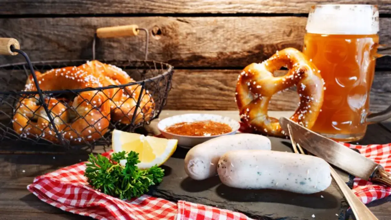 Un fest&iacute;n b&aacute;varo: salchichas blancas, pretzels crujientes, mostaza dulce y una jarra de cerveza espumosa, perfecto para cuando es Oktoberfest.