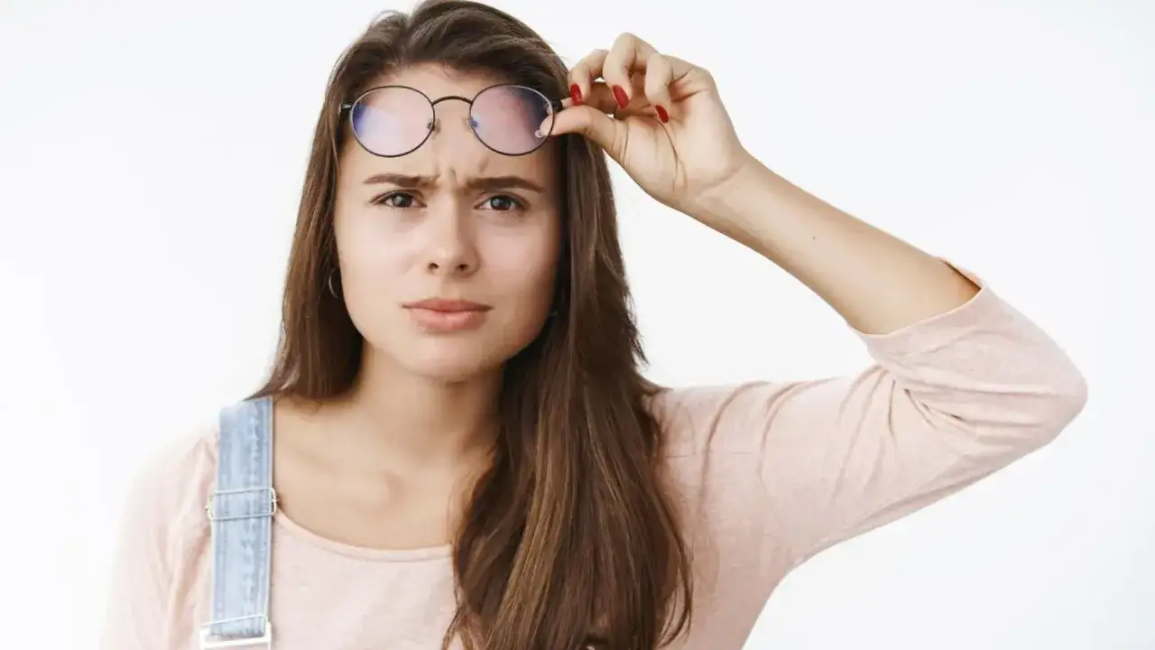 Ragazza con occhiali solleva lo sguardo pensieroso, un'espressione che suggerisce la complessit&agrave; di **avere tutto sotto controllo psicologia**.