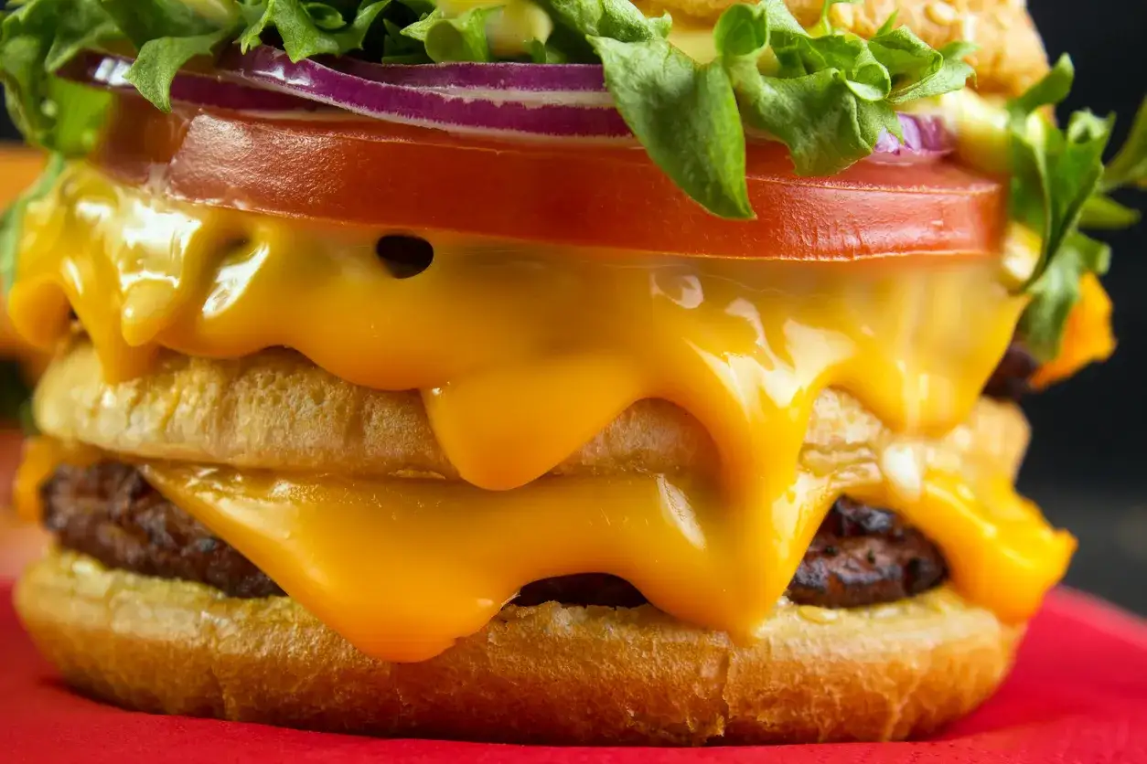 roztopiony ser na burgerze