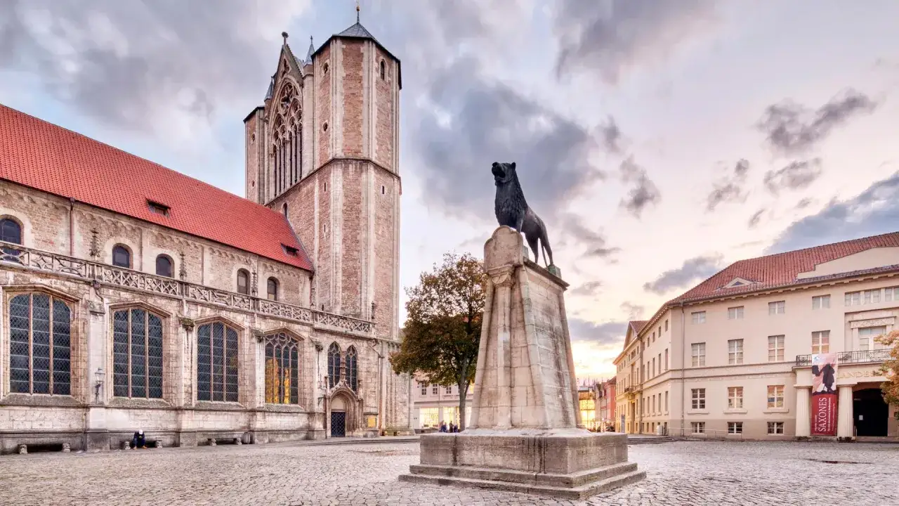 Der Braunschweiger L&ouml;we vor dem Dom. Hier kann man in Braunschweig viel entdecken, von Geschichte bis Kultur.