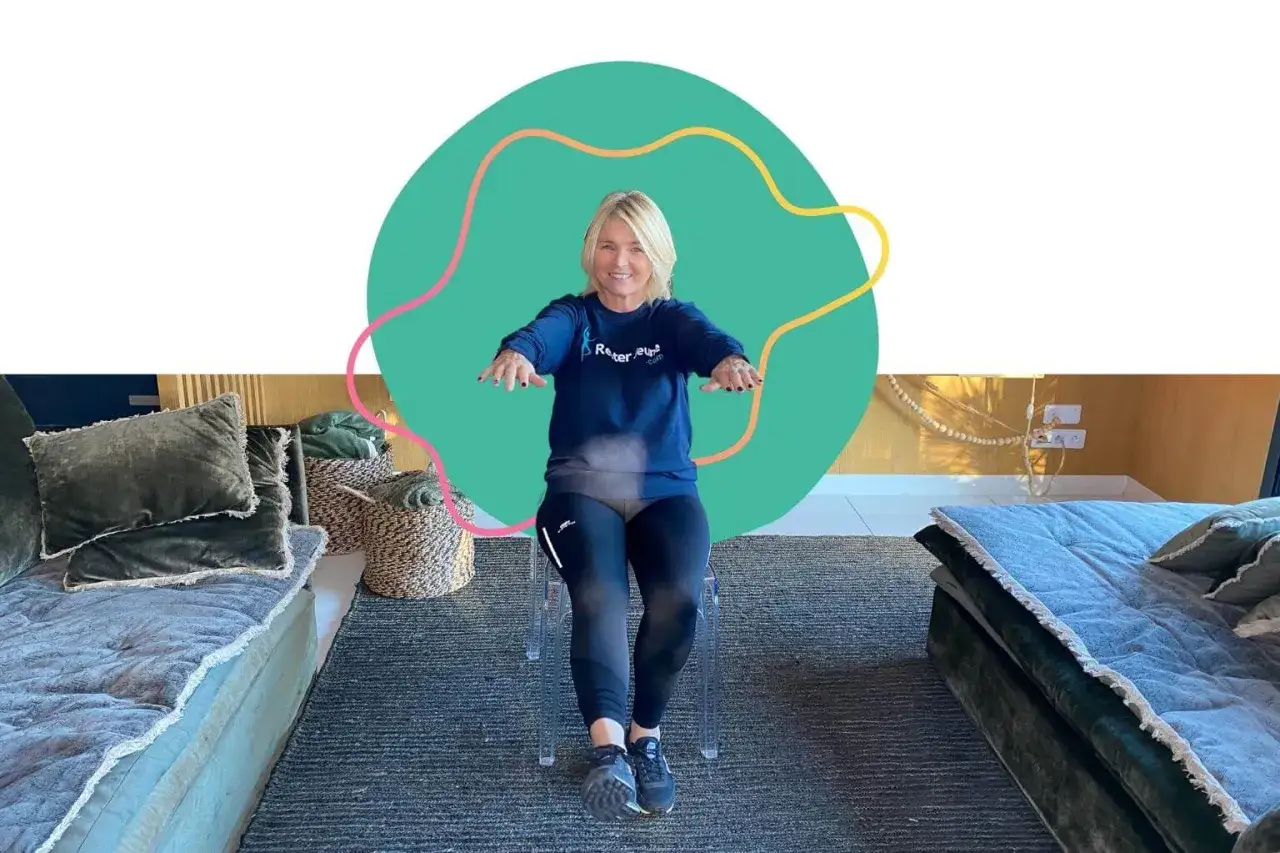 Femme souriante en tenue de sport, assise sur une chaise transparente, effectuant des exercices de gymnastique senior.