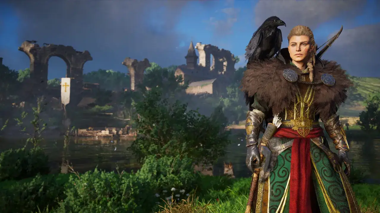 Eivor z krukiem na ramieniu, w tle ruiny zamku i rzeka. Przygoda w Assassin's Creed Valhalla.