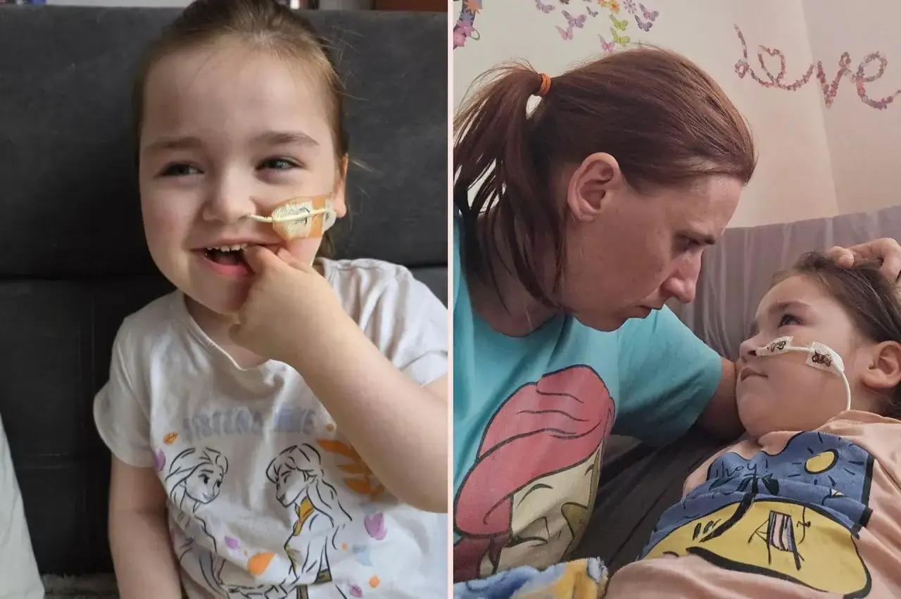Uśmiechnięta dziewczynka z sondą nosowo-żołądkową, walcząca z zespołem Retta. Jej mama czule ją obejmuje, wspierając w walce o każdy dzień.