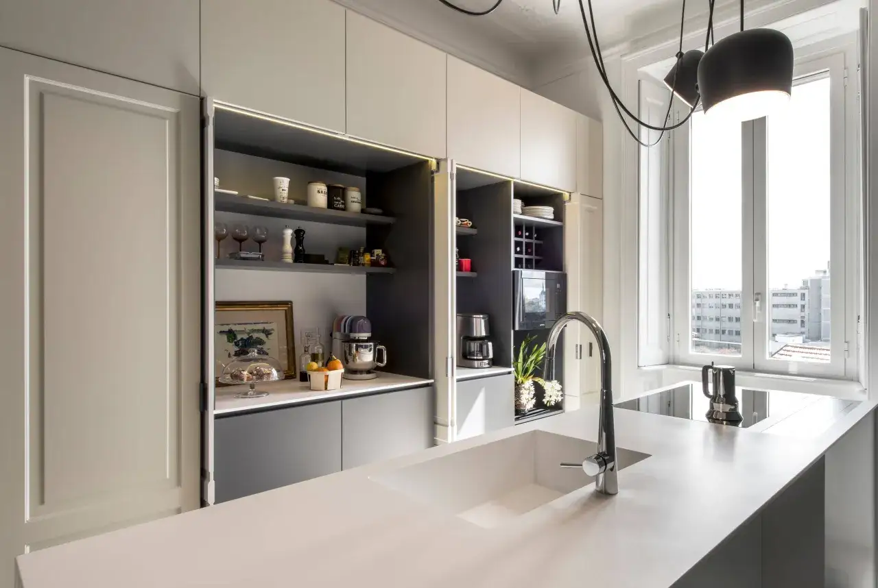 Soluzione elegante per come riempire spazio tra cucina e muro: nicchie a giorno con illuminazione LED, contenitori e accessori.