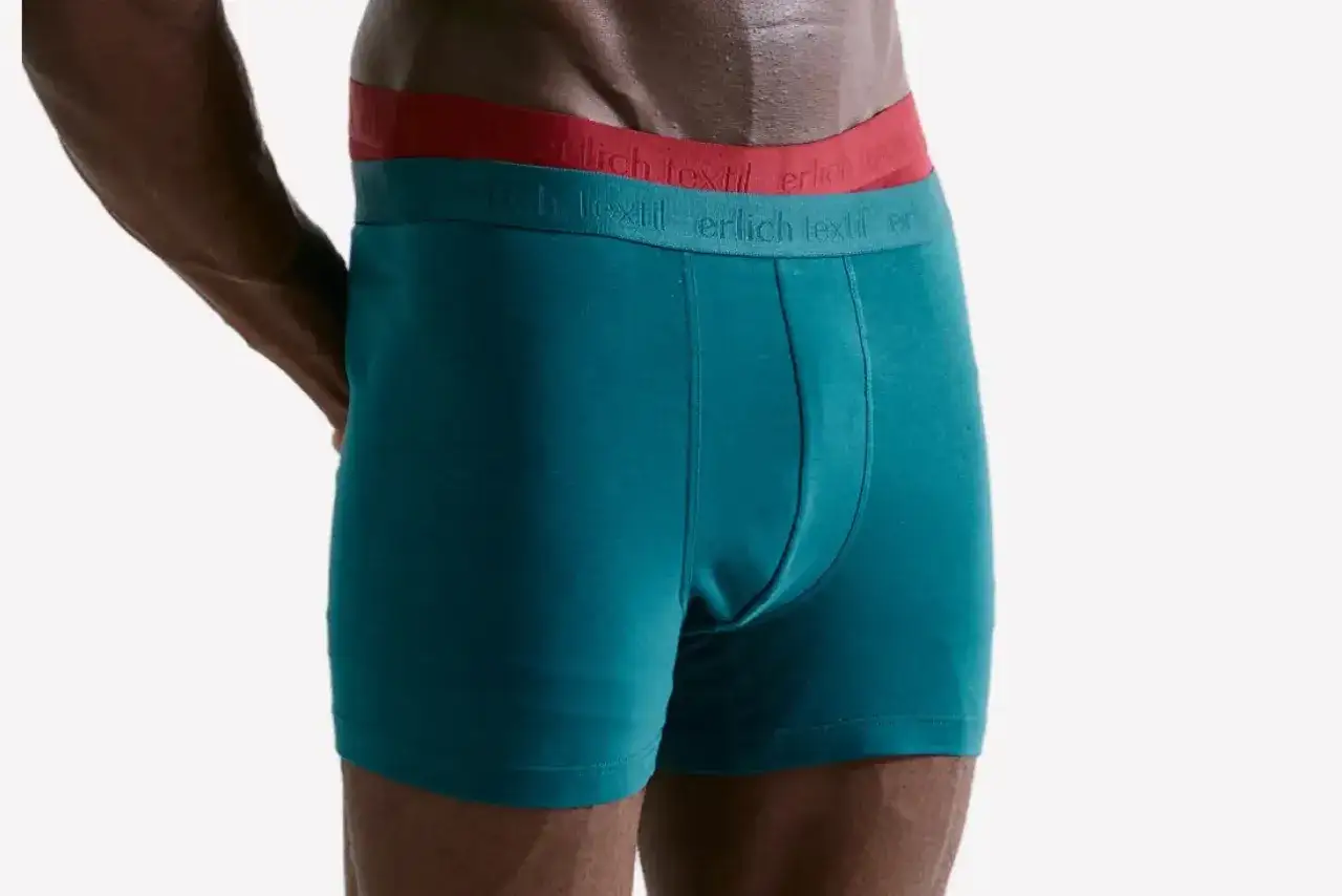 Herren-Boxershorts aus weichem Modal-Stoff in Petrol und Rot.