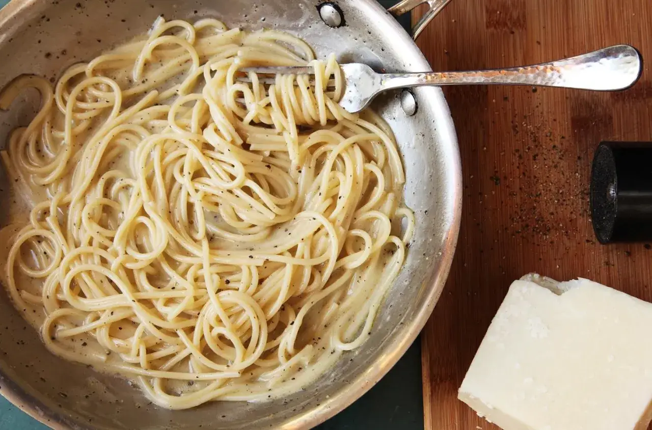 Spaghetti cremosi al cacio e pepe, pronti per un perfetto abbinamento vino.