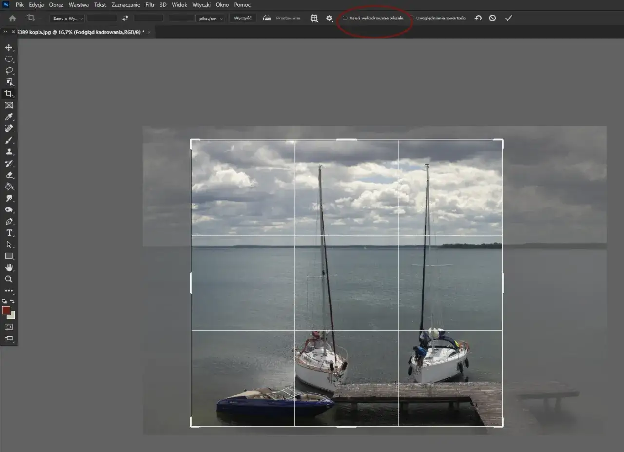 Zrzut ekranu Photoshopa z otwartym zdjęciem i widocznym narzędziem Kadrowanie