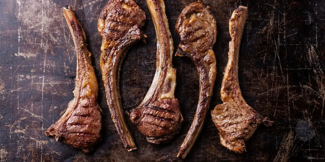 Costillas de cordero a la parrilla, perfectas para tus recetas de cordero.