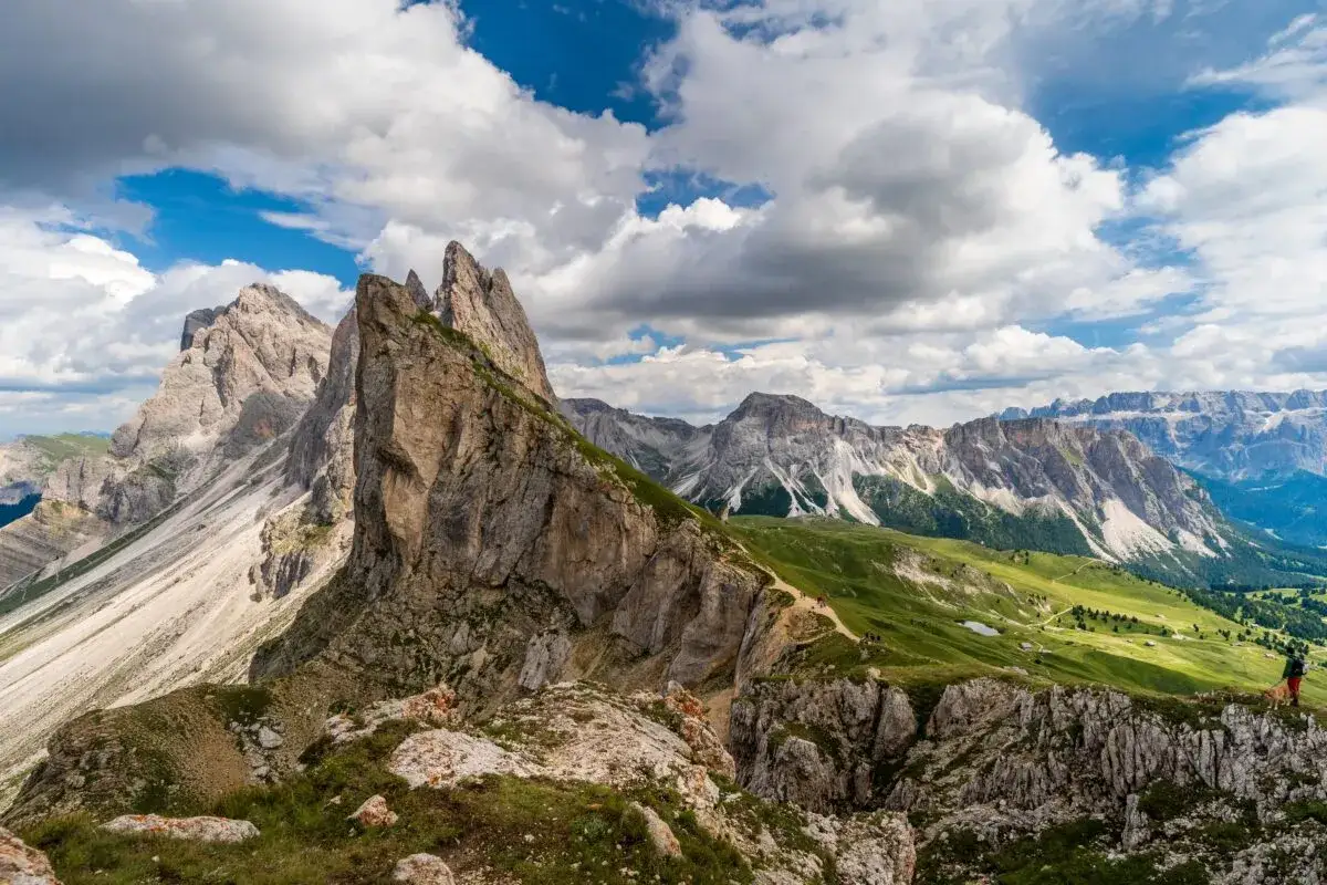 Majestatyczne szczyty Dolomitów w Val Gardena, zielone zbocza i malownicza ścieżka dla turystów.