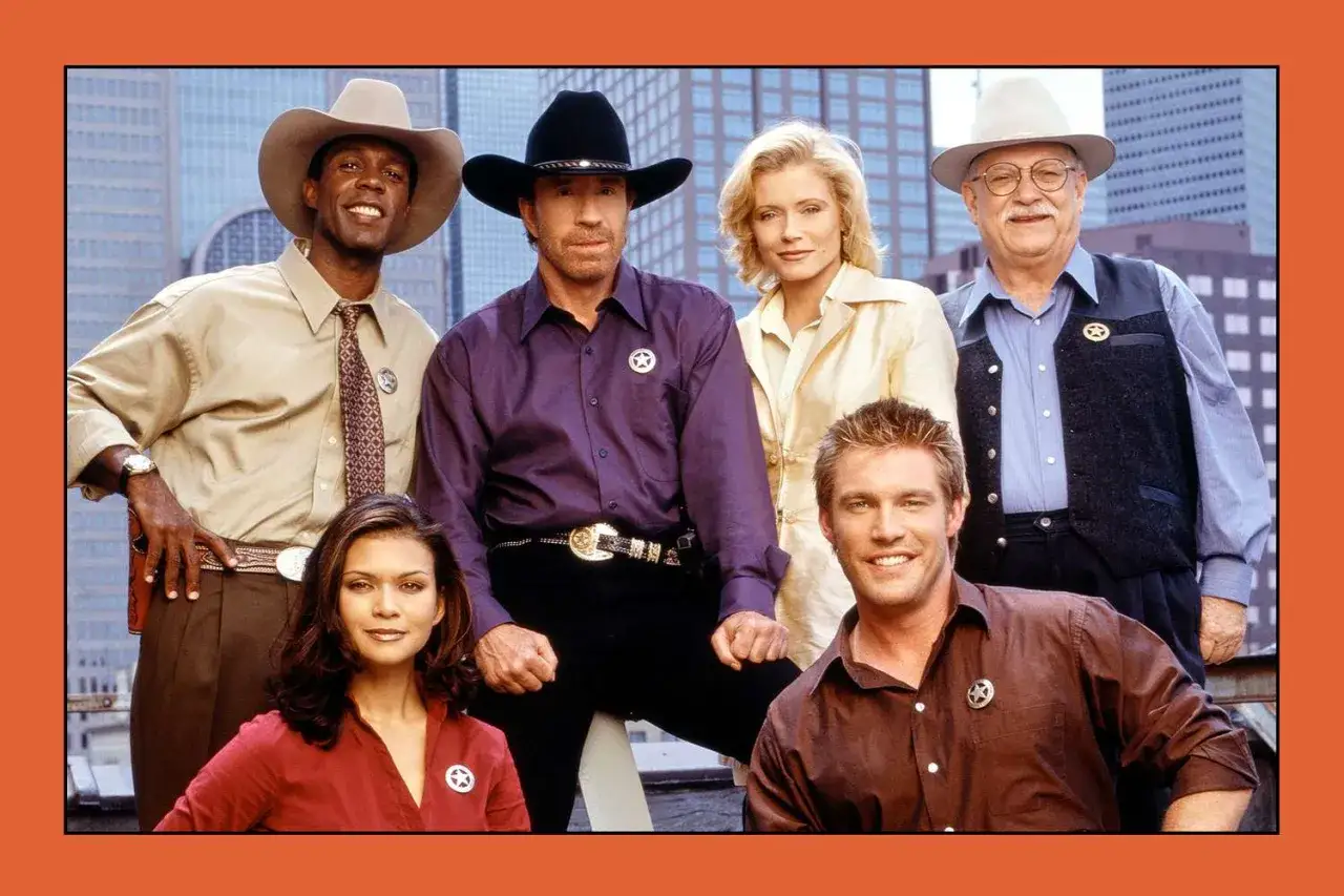 Strażnik Teksasu obsada: Chuck Norris, Clarence Gilyard Jr., Sheree J. Wilson, Nia Peeples, Judson Mills i inni w kowbojskich strojach na tle miasta.