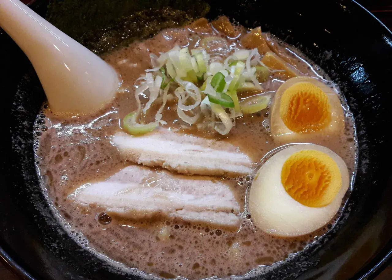 Idealne jajko do ramen: miękkie, ż&oacute;łte i gotowe do zanurzenia w bulionie.